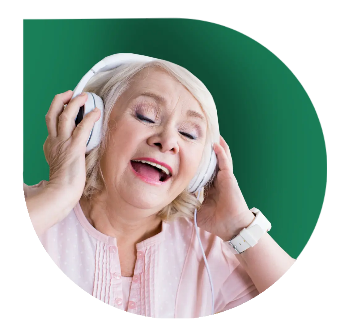 senhora alegre ouvindo musica coisa de idade site clinica estrela brasil