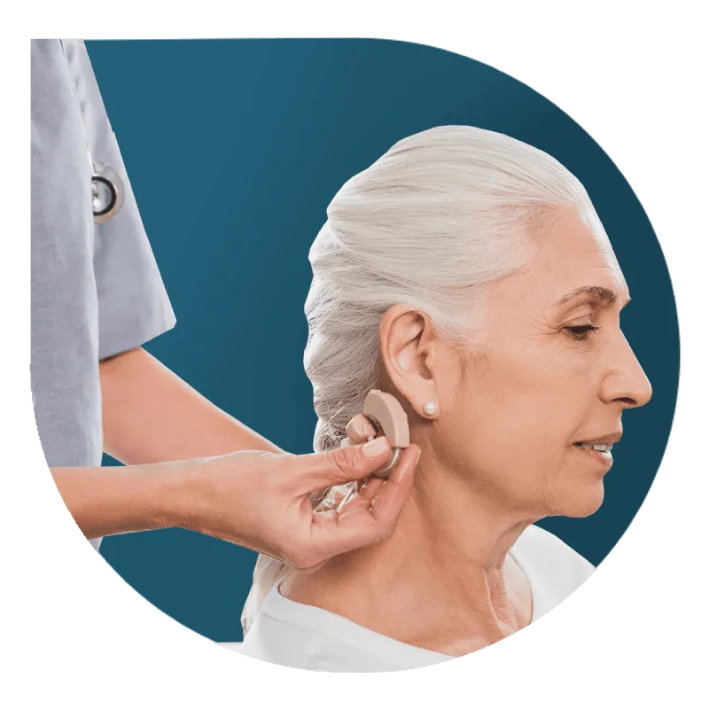 adaptacao aparelhos auditivos mulher colocando aparelho auditivo paciente site clinica estrela brasil 1